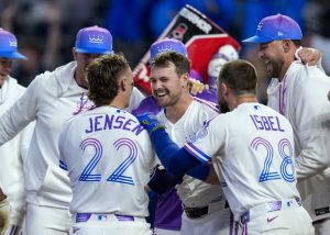 Giro muerto | Lane Thomas y los Reales superan a los Angelinos en 10 entradas