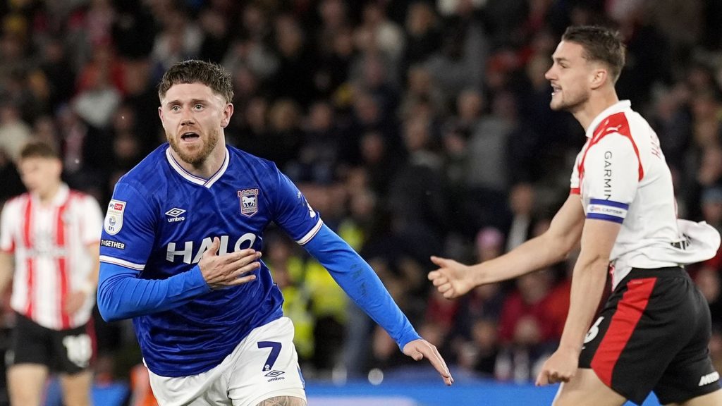 Southampton 2-2 Ipswich: Jack Clarke gana un punto gradual para que Tractor Boys lleve el retraso de la promoción del campeonato al último día