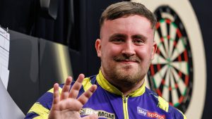 Dardos de la Premier League: Luke Littler vence a Luke Humphries en la final de la noche 13 en Aberdeen para pasar a lo más alto de la mesa