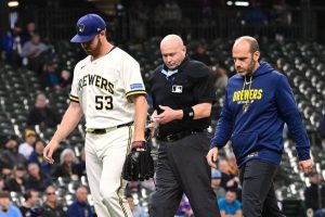 Giro muerto | El RHP de los Cerveceros Brandon Woodruff sale después de que la racha cae