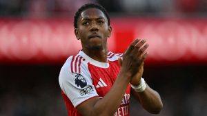 Thierry Henry dice que el futuro de Myles Lewis-Skelly está en el mediocampo, por lo que ¿podría ser posible que surgiera antes que Martín Zubimendi contra el Atlético de Madrid?