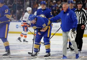 Giro muerto | Sabres F Sam Carrick (brazo) posiblemente podría darse cuenta el martes