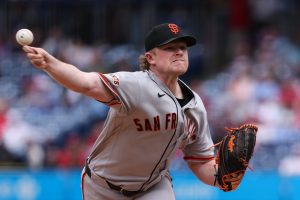Giro muerto | La estrella de los Gigantes, RHP Logan Webb (rodilla), hace una aparición poco común en IL