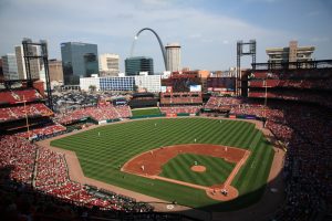 Los Cardenales reciben a los Reales en el acogedor inicio de la secuencia de la I-70 en el Busch Stadium