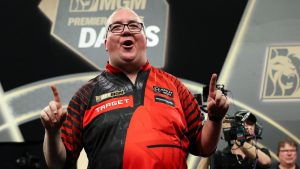 Luke Humphries evita a Luke Littler antes de la noche de las finales de la Premier League mientras Stephen Bunting gana en Sheffield