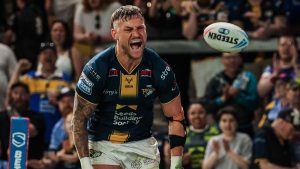 Liga enorme: los Leeds Rhinos derrotan a los Huddersfield Giants para deslizarse alto; El hat-trick de Josh Charnley da al Leigh Leopards la victoria sobre el Hull FC