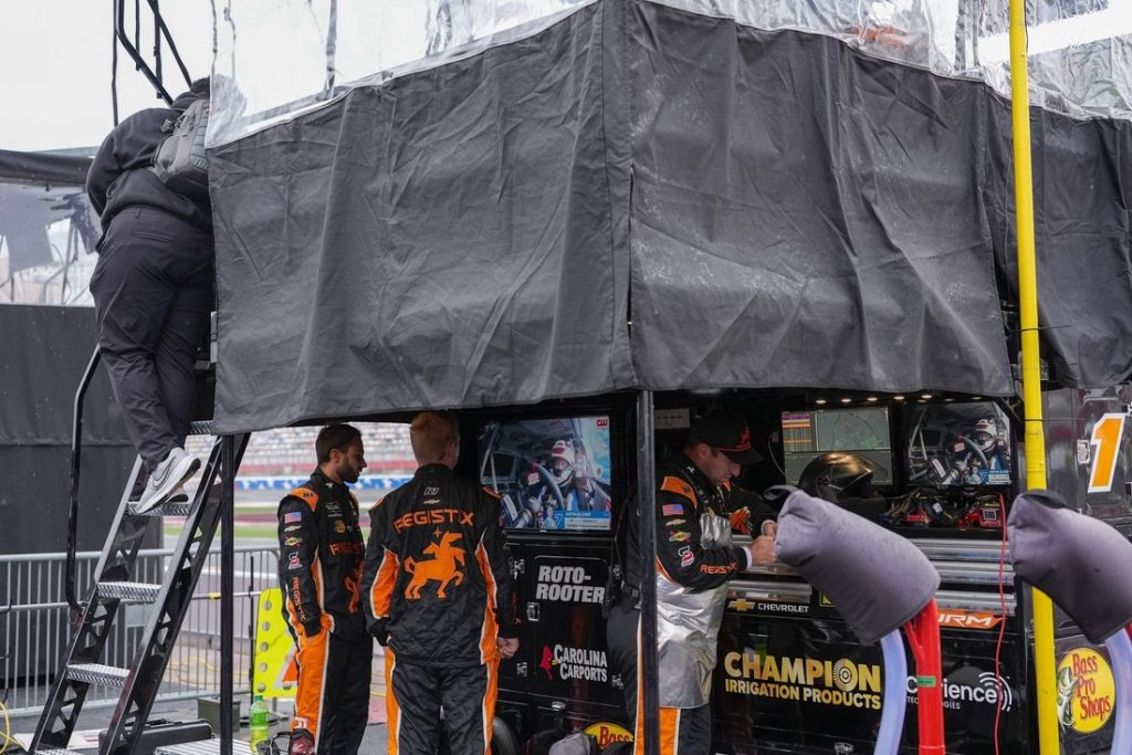 Giro muerto | Los conductores se reunieron para una emotiva Coca-Cola 600 en medio de una lluvia constante