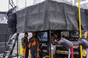 Giro muerto | Los conductores se reunieron para una emotiva Coca-Cola 600 en medio de una lluvia constante