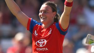 Inglaterra supera a Nueva Zelanda por 80 en el tercer T20 en Hove mientras la serie real 2-1 de Charlie Dean gana con la Copa del Mundo T20 avecinándose