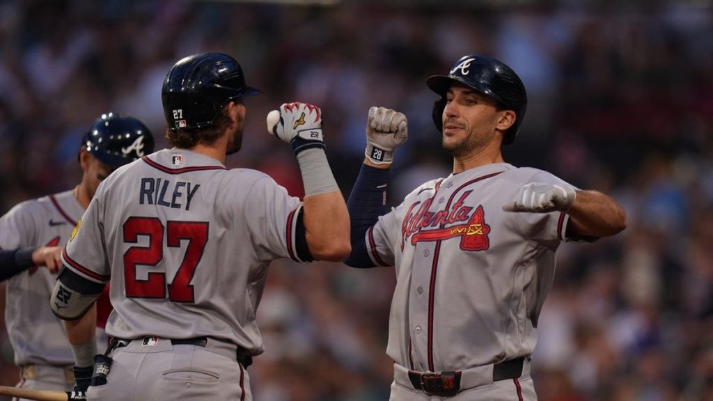 Los bates de los Bravos explotan en la apertura de la serie sobre los Red Sox
