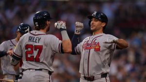Los bates de los Bravos explotan en la apertura de la serie sobre los Red Sox