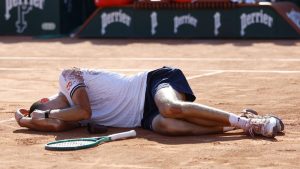 Abierto de Francia: Jakub Mensik se enfurece por tomar la mitad en condiciones tras desplomarse en un abrasador Roland-Garros