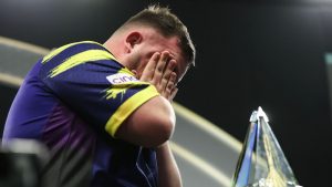 Luke Littler rompe a llorar tras el mítico triunfo de la Premier League: “Me recuperé después de acontecimientos complicados”