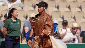 Lanzamiento francés: Naomi Osaka responde a la burla de la ‘cubierta de moda’ con otra entrada intrépida en Roland-Garros