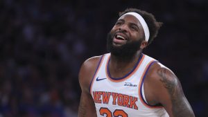 Informes: Knicks C Mitchell Robinson se rompe el dedo meñique, la situación para las Finales de la NBA no está clara