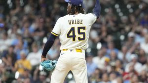 Abner Uribe suspende 1 juego por gesto injurioso