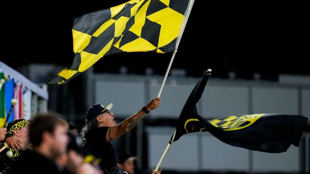 Experiencias: Adquisición a nivel nacional de una participación del 37 % en Crew con una valoración de 900 millones de dólares