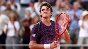 Joao Fonseca se recupera para sorprender a Novak Djokovic en la inauguración francesa