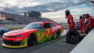 Justin Allgaier mantiene a raya al adolescente Brent Crews para rescatarlo en Nashville