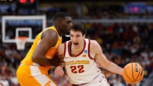 El antiguo Iowa Impart F Milan Momcilovic se transfiere a Kentucky