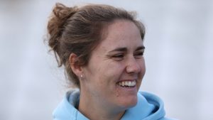 El capitán de Inglaterra, Nat Sciver-Brunt, “se preparó para continuar” para la Copa del Mundo T20; sin embargo, “sin duda” ya no podría jugar a los bolos, dice la entrenadora Charlotte Edwards.