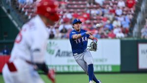 Rangers anotan 3 carreras en novena entrada para someter a Cardinals