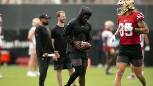 Informes: Brandon Aiyuk de los 49ers emitió orden de arresto por exceso de velocidad