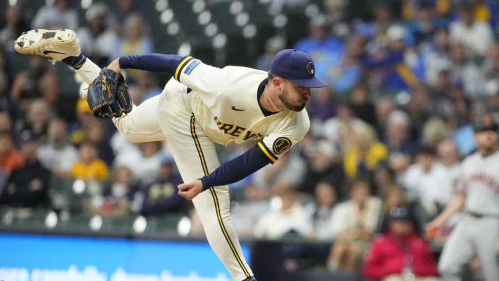 Los relevistas de los Cerveceros DL Hall y Grant Anderson salen por accidentes