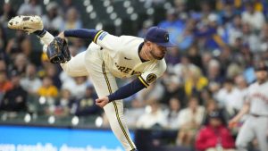 Los relevistas de los Cerveceros DL Hall y Grant Anderson salen por accidentes
