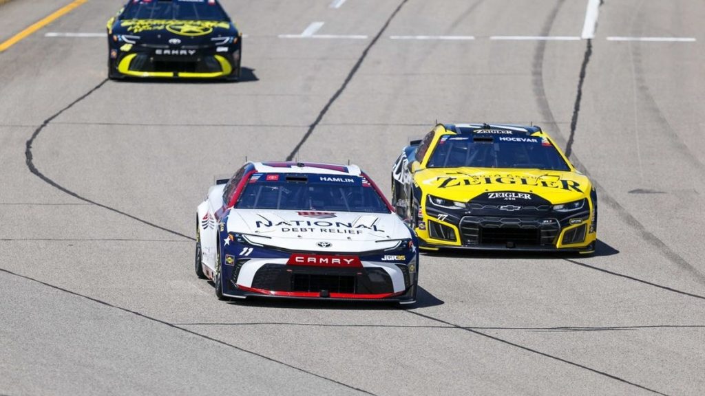 Denny Hamlin pasa de la parte trasera del campo de Michigan al segundo pase consecutivo