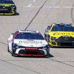 Denny Hamlin pasa de la parte trasera del campo de Michigan al segundo pase consecutivo