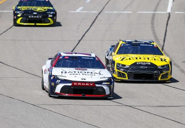 Denny Hamlin pasa de la parte trasera del campo de Michigan al segundo pase consecutivo