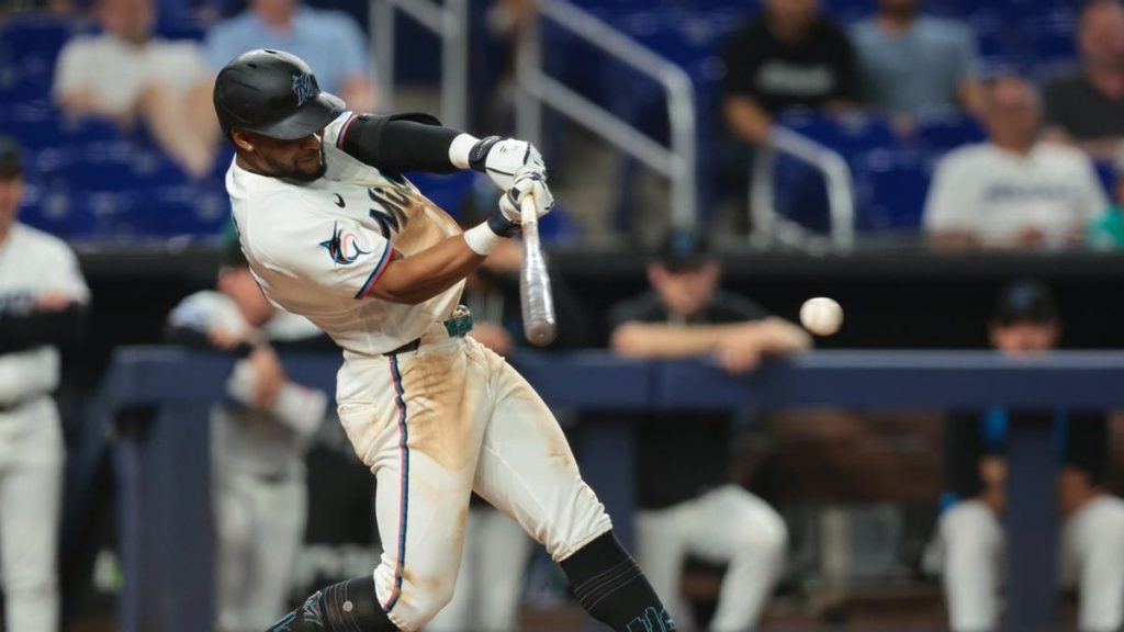 Otto López contribuye temprano y de manera más constante mientras los Marlins derrotan a los D-backs