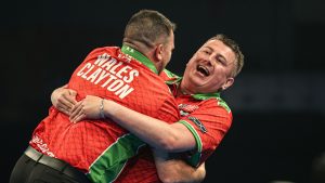 Copa Mundial de Dardos: Jonny Clayton y Cut Kenny de Gales logran el éxito mientras Alemania e Irlanda también buscan