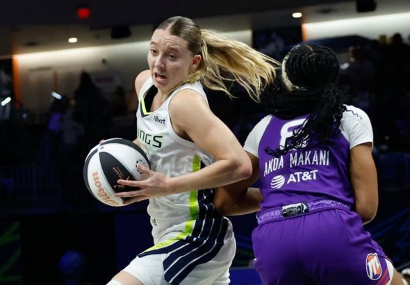 Paige Bueckers anota 31 goles, la mayor cantidad de la temporada, para liderar Wings over Mercury