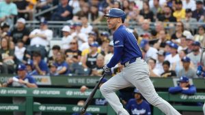 Shohei Ohtani pega jonrón y sale herido mientras los Dodgers derrotan a los Piratas