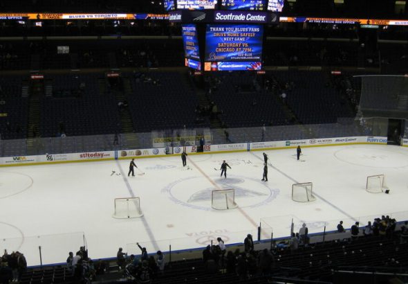 Jimmy Snuggerud de los Blues gana un espacio en el equipo de novatos de la NHL