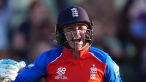 Copa Mundial Femenina T20: la inglesa Danni Wyatt-Hodge ilumina el primer partido con un siglo en la dominante salvación de los anfitriones sobre Sri Lanka