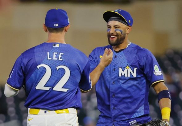 Con la motivación de los jonrones en la octava entrada, los Mellizos superan a los Cardenales