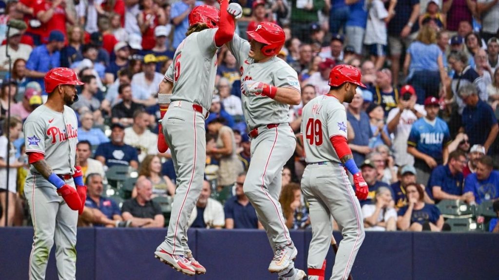 Los Filis consiguen 17 hits, cifra excesiva en la temporada, y superan a los Cerveceros