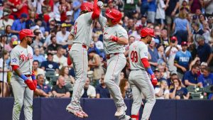 Los Filis consiguen 17 hits, cifra excesiva en la temporada, y superan a los Cerveceros