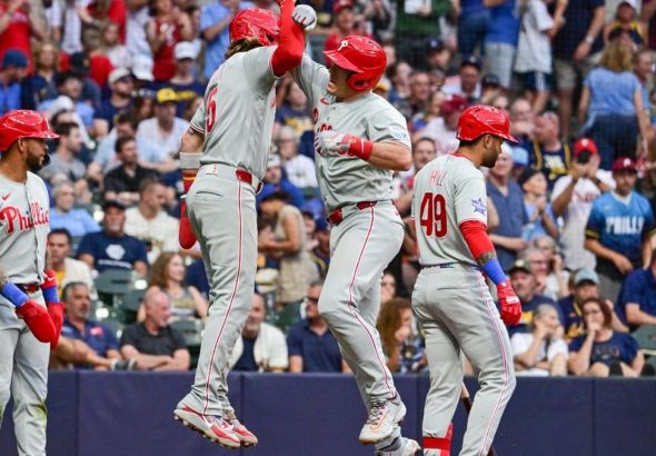 Los Filis consiguen 17 hits, cifra excesiva en la temporada, y superan a los Cerveceros