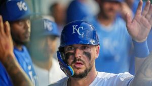 Royals 1B Vinnie Pasquantino (mano) sale contra Astros