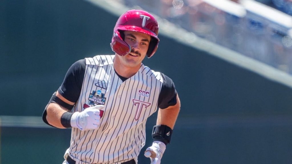 Cinderella Troy se recupera para ganar 12-8 y elimina a Ole Miss del MCWS
