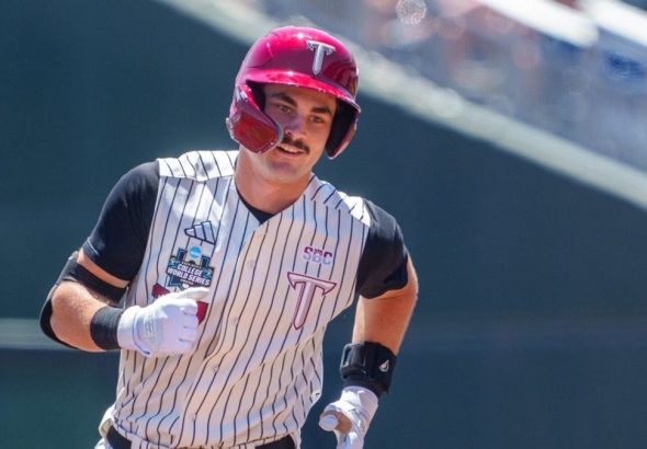 Cinderella Troy se recupera para ganar 12-8 y elimina a Ole Miss del MCWS