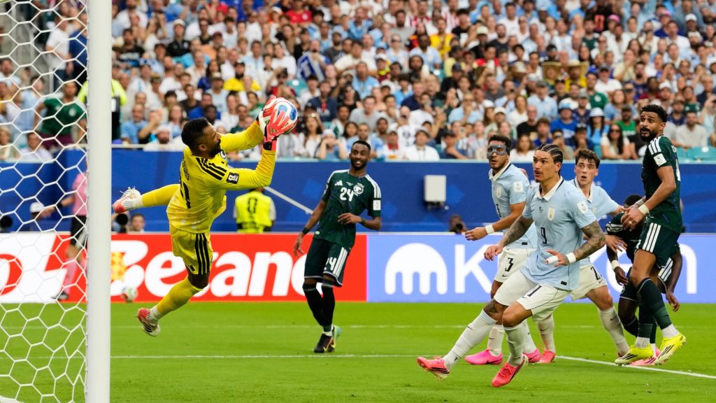 Mundial 2026: Arabia Saudita 1-1 Uruguay: Maxi Araujo llega tarde pero el portero Mohammed Al-Owais es el héroe