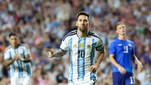 Lionel Messi contempla un pasado histórico cuando Argentina inicia la defensa de la Copa contra Argelia