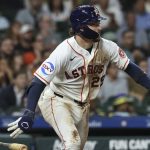 Raynel Delgado de los Astros da el hit ganador en el segundo juego de su carrera