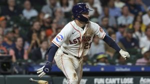 Raynel Delgado de los Astros da el hit ganador en el segundo juego de su carrera