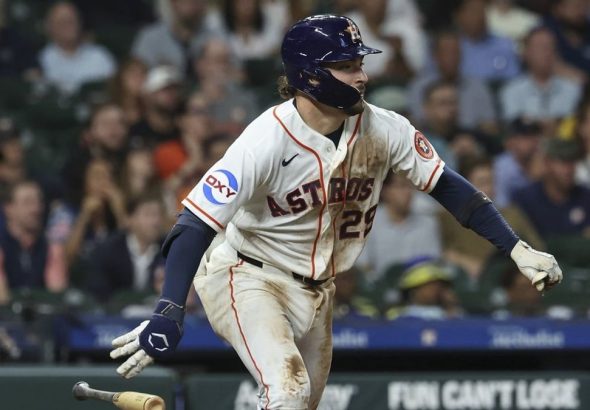 Raynel Delgado de los Astros da el hit ganador en el segundo juego de su carrera
